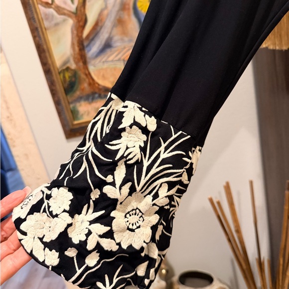 Soma elegant 2 piece embroidered black and white gown & robe set. - Picture 6 of 9